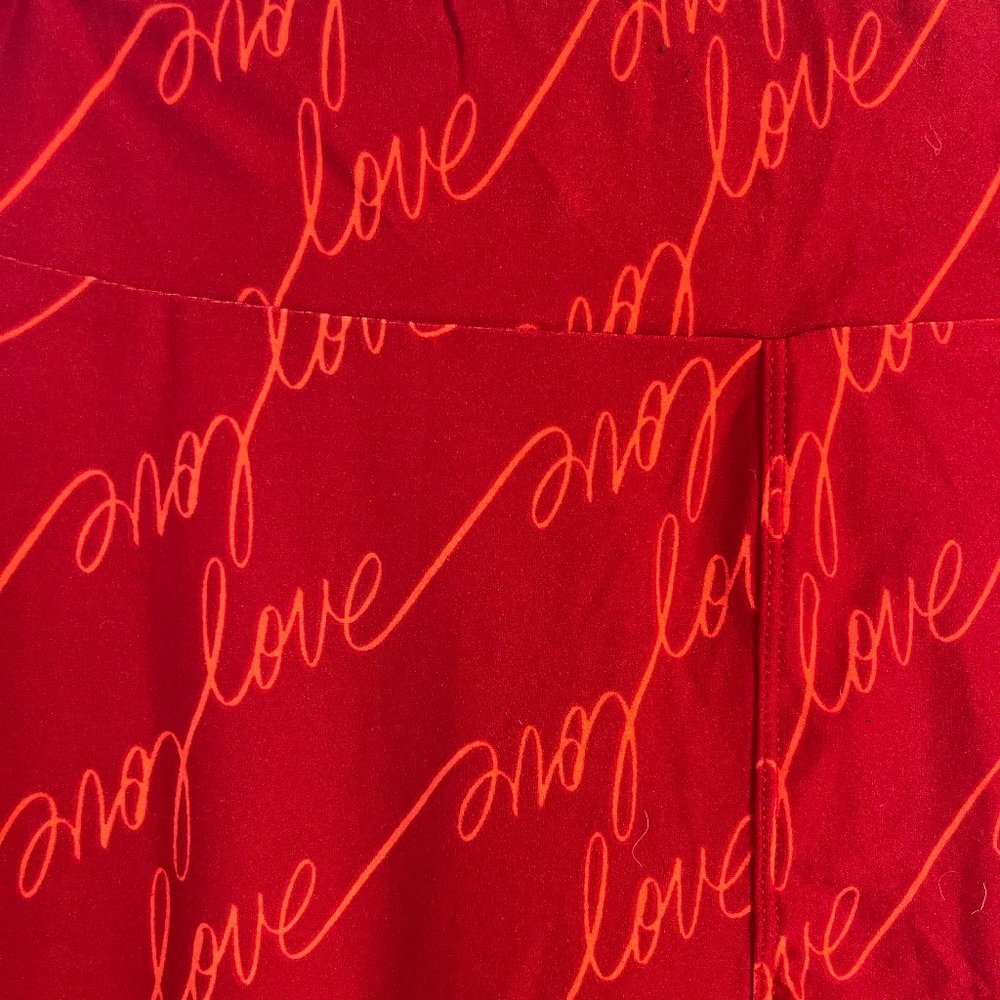 LuLaRoe LOVE Valentine's Day leggings in Tall & Curvy. NEVER WORN!